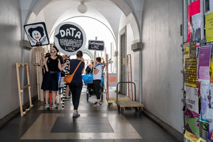 VisKom students bring the exhibit pieces into the central square of Linz