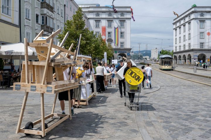 VisKom students bring the exhibit pieces into the central square of Linz
