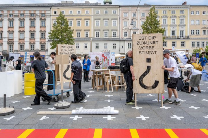 Students assembling the exhibit pieces in the central square of Linz